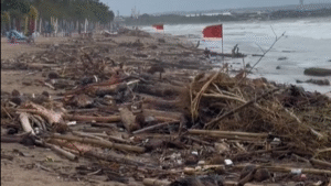 The condition of the garbage shipment at Kuta Beach, Badung Regency.