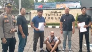 Belarusian citizens raise their middle finger when handed over to Singaraja Immigration