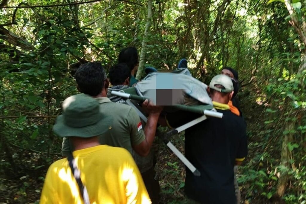 The officer drove an American citizen named Brad Alan (61), who died while hiking in the West Bali National Park (TNBB) area in Buleleng Regency, Bali Province, Friday (30/1/2026).(Buleleng Police.)