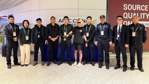 Joint officers while escorting the repatriation of WY to Guangzhou from Ngurah Rai Airport on Monday (2/2/2026). (Doc.Immigration Bali)